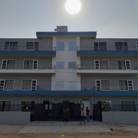 Hotel The Luxem - Behind Ibis Hotel Gurugram Гургаон Екстериор снимка