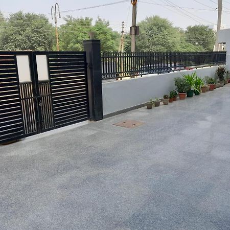 Hotel The Luxem - Behind Ibis Hotel Gurugram Гургаон Екстериор снимка