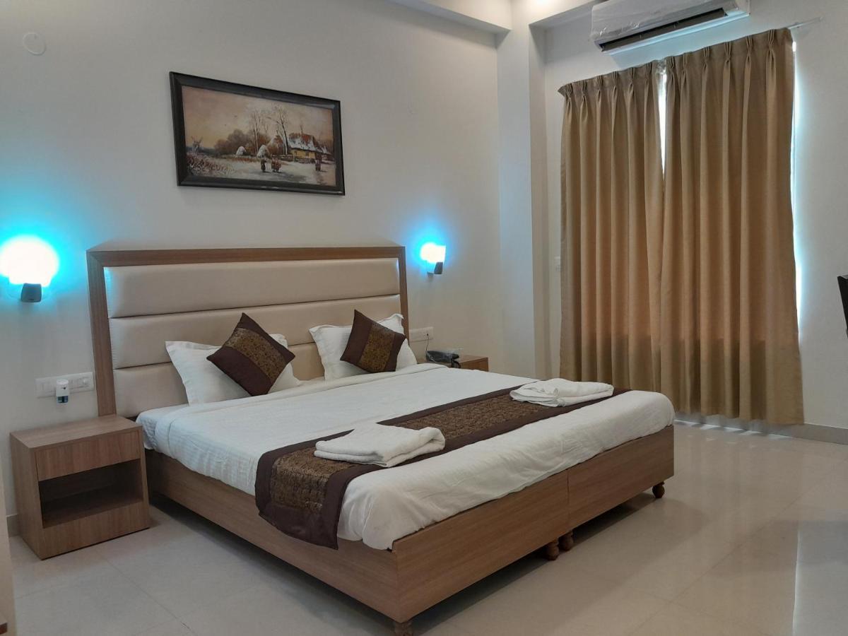 Hotel The Luxem - Behind Ibis Hotel Gurugram Гургаон Екстериор снимка