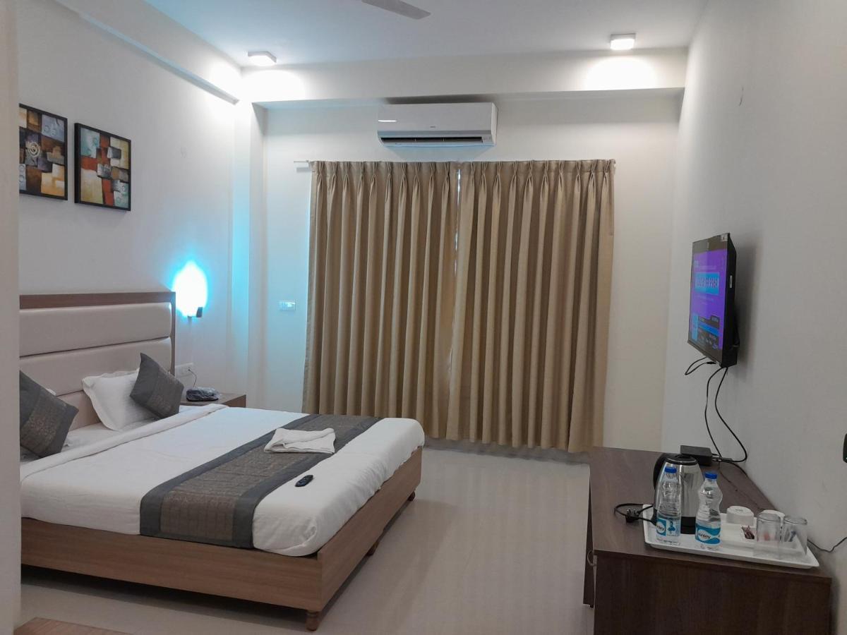 Hotel The Luxem - Behind Ibis Hotel Gurugram Гургаон Екстериор снимка