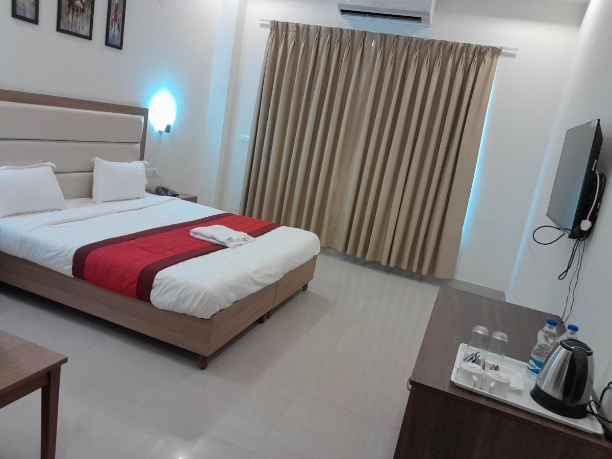Hotel The Luxem - Behind Ibis Hotel Gurugram Гургаон Екстериор снимка