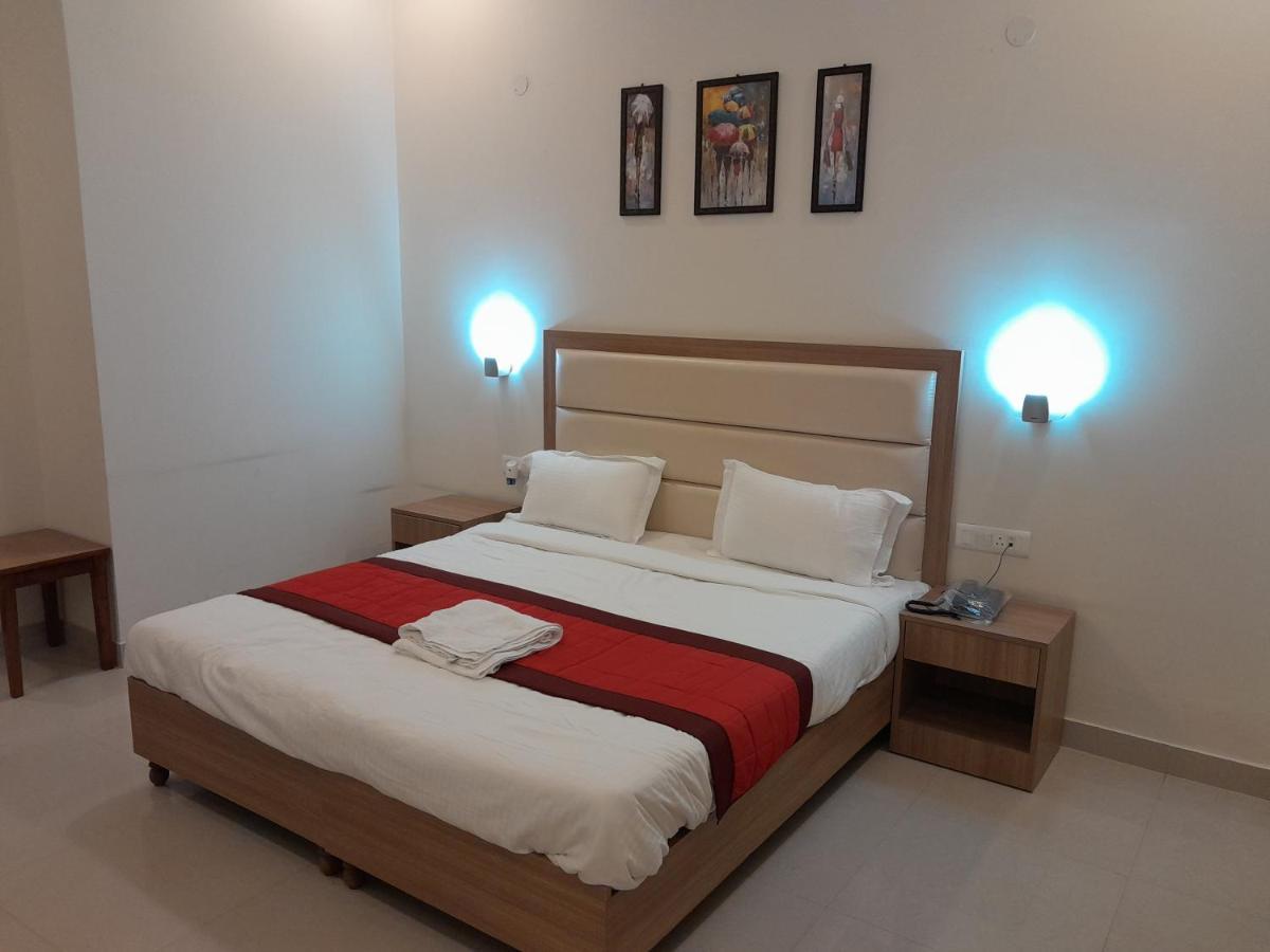 Hotel The Luxem - Behind Ibis Hotel Gurugram Гургаон Екстериор снимка