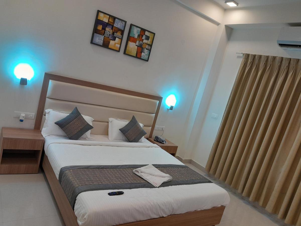 Hotel The Luxem - Behind Ibis Hotel Gurugram Гургаон Екстериор снимка