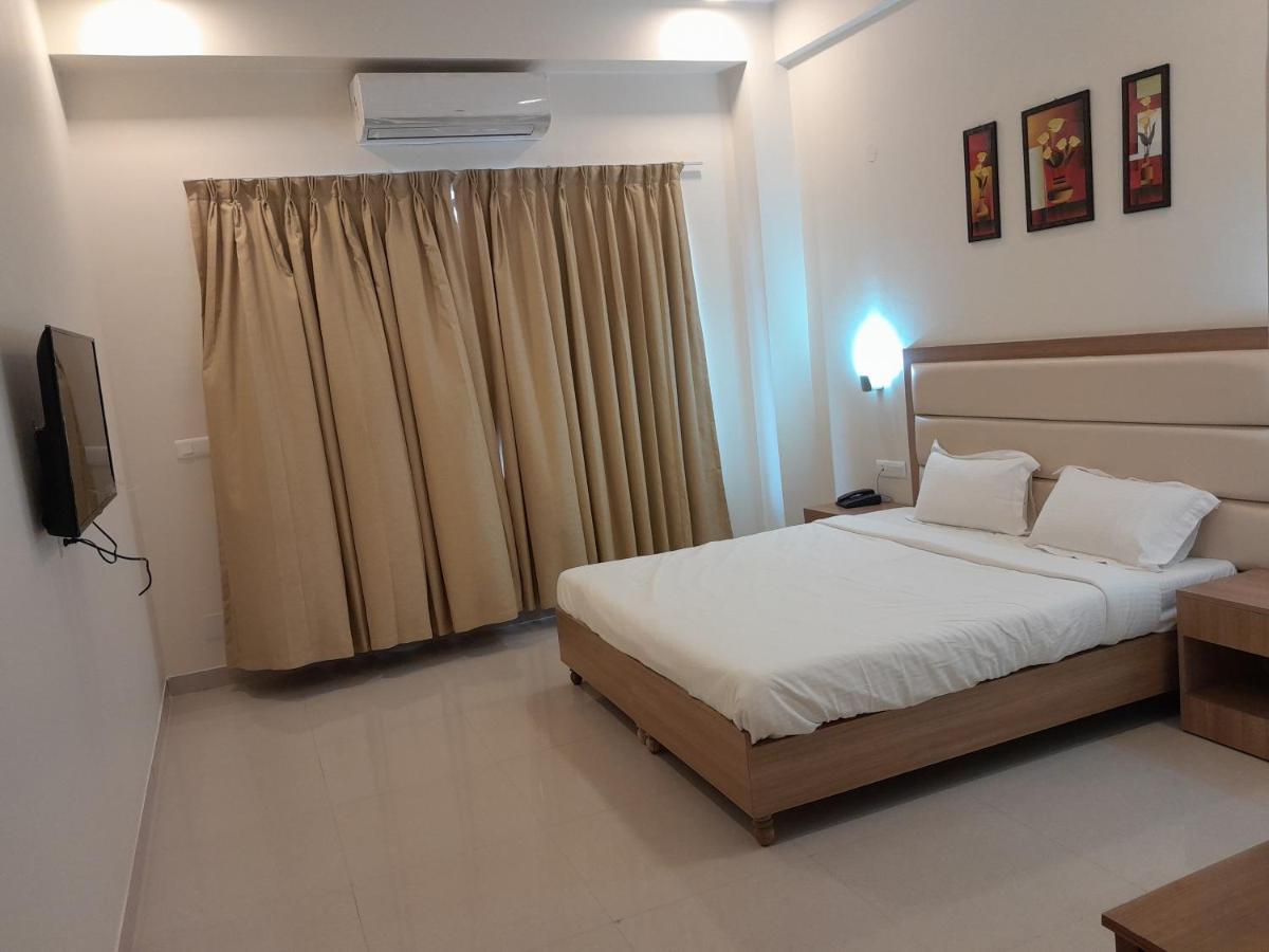 Hotel The Luxem - Behind Ibis Hotel Gurugram Гургаон Екстериор снимка
