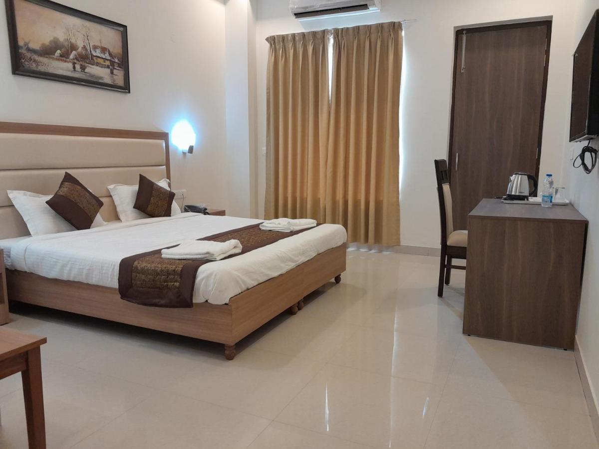 Hotel The Luxem - Behind Ibis Hotel Gurugram Гургаон Екстериор снимка