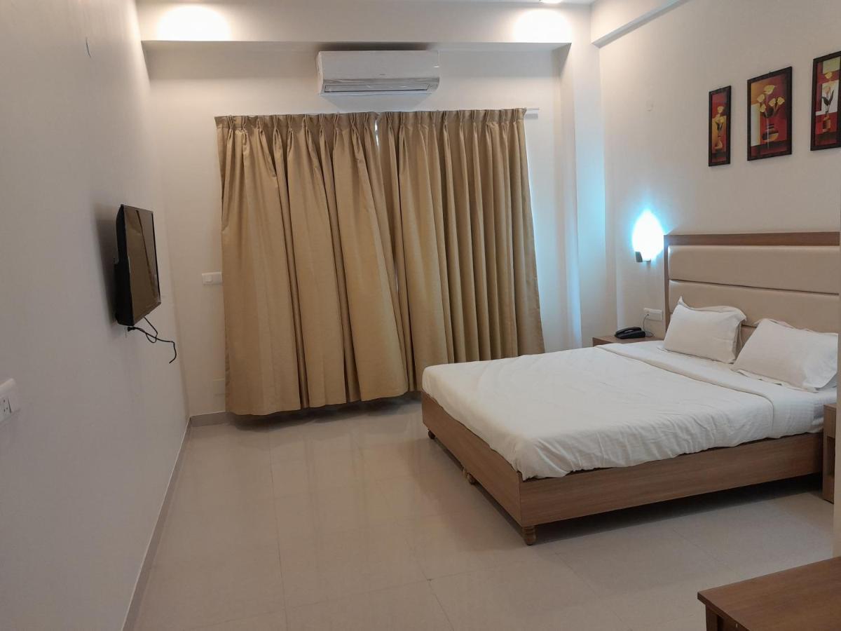 Hotel The Luxem - Behind Ibis Hotel Gurugram Гургаон Екстериор снимка