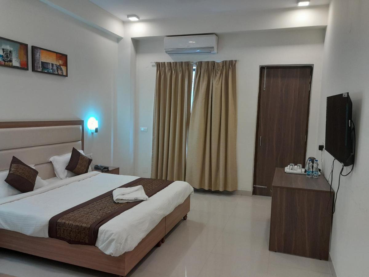 Hotel The Luxem - Behind Ibis Hotel Gurugram Гургаон Екстериор снимка