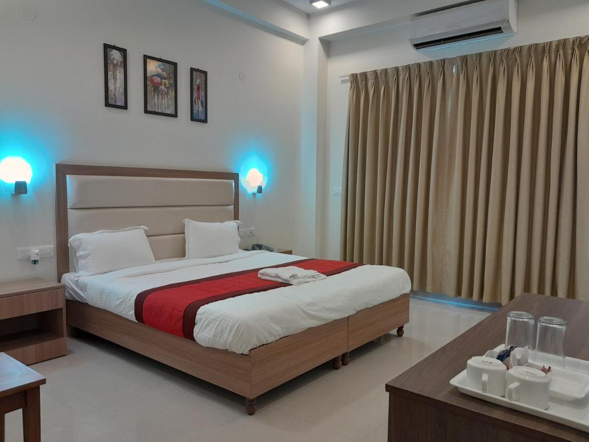 Hotel The Luxem - Behind Ibis Hotel Gurugram Гургаон Екстериор снимка