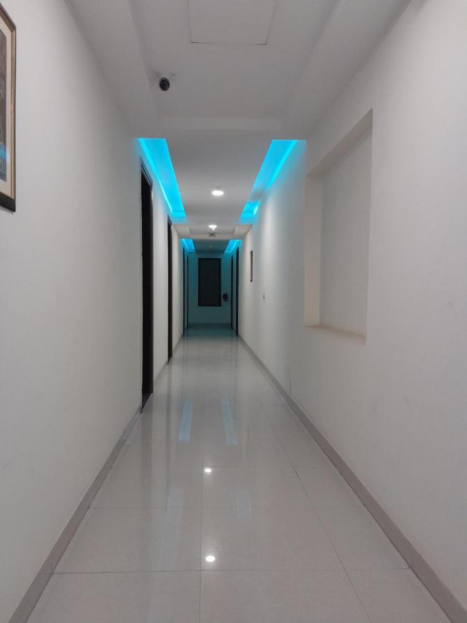 Hotel The Luxem - Behind Ibis Hotel Gurugram Гургаон Екстериор снимка