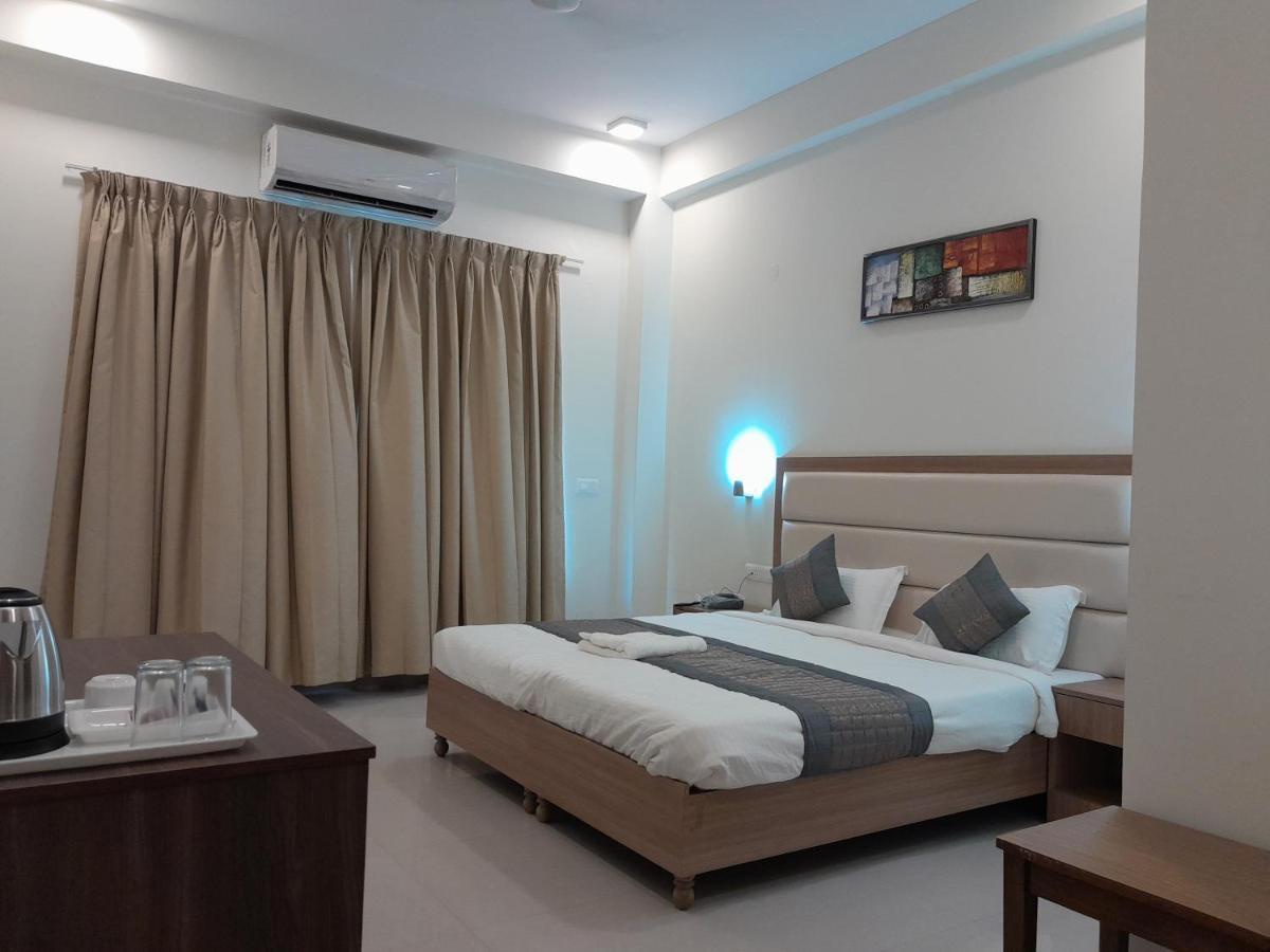 Hotel The Luxem - Behind Ibis Hotel Gurugram Гургаон Екстериор снимка