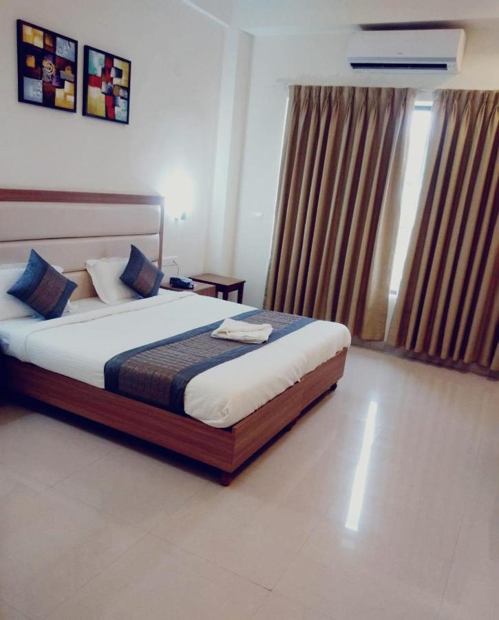 Hotel The Luxem - Behind Ibis Hotel Gurugram Гургаон Екстериор снимка