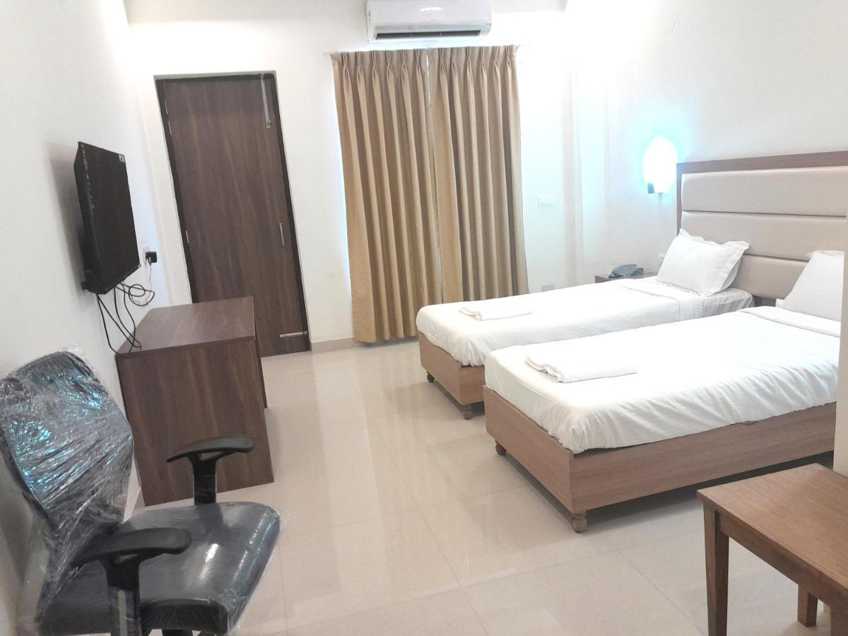 Hotel The Luxem - Behind Ibis Hotel Gurugram Гургаон Екстериор снимка