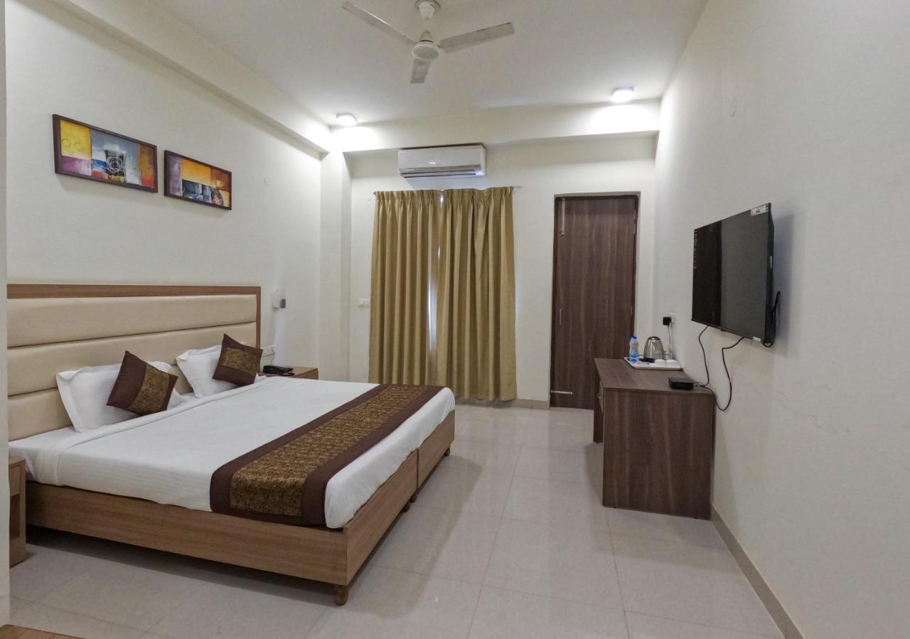 Hotel The Luxem - Behind Ibis Hotel Gurugram Гургаон Екстериор снимка