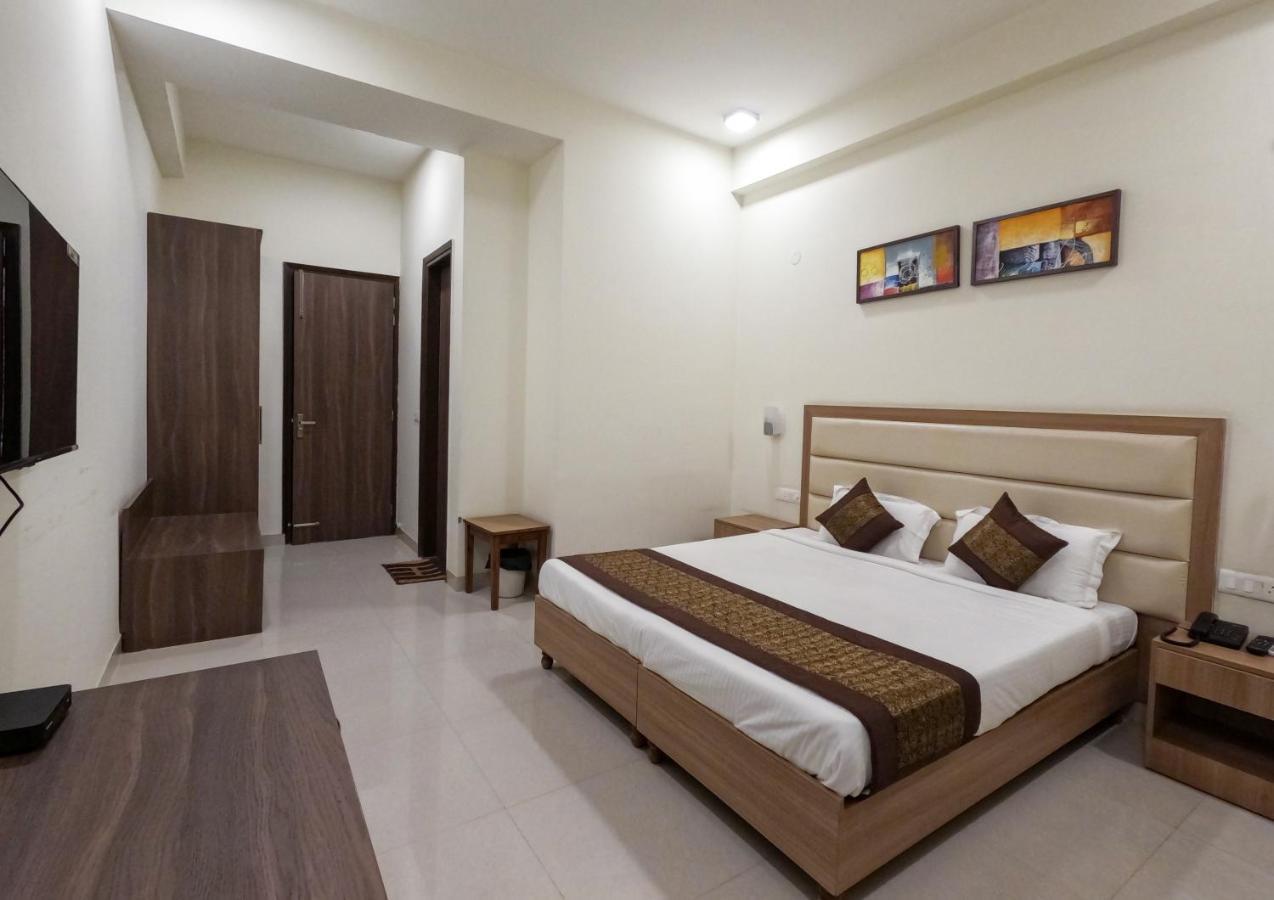 Hotel The Luxem - Behind Ibis Hotel Gurugram Гургаон Екстериор снимка