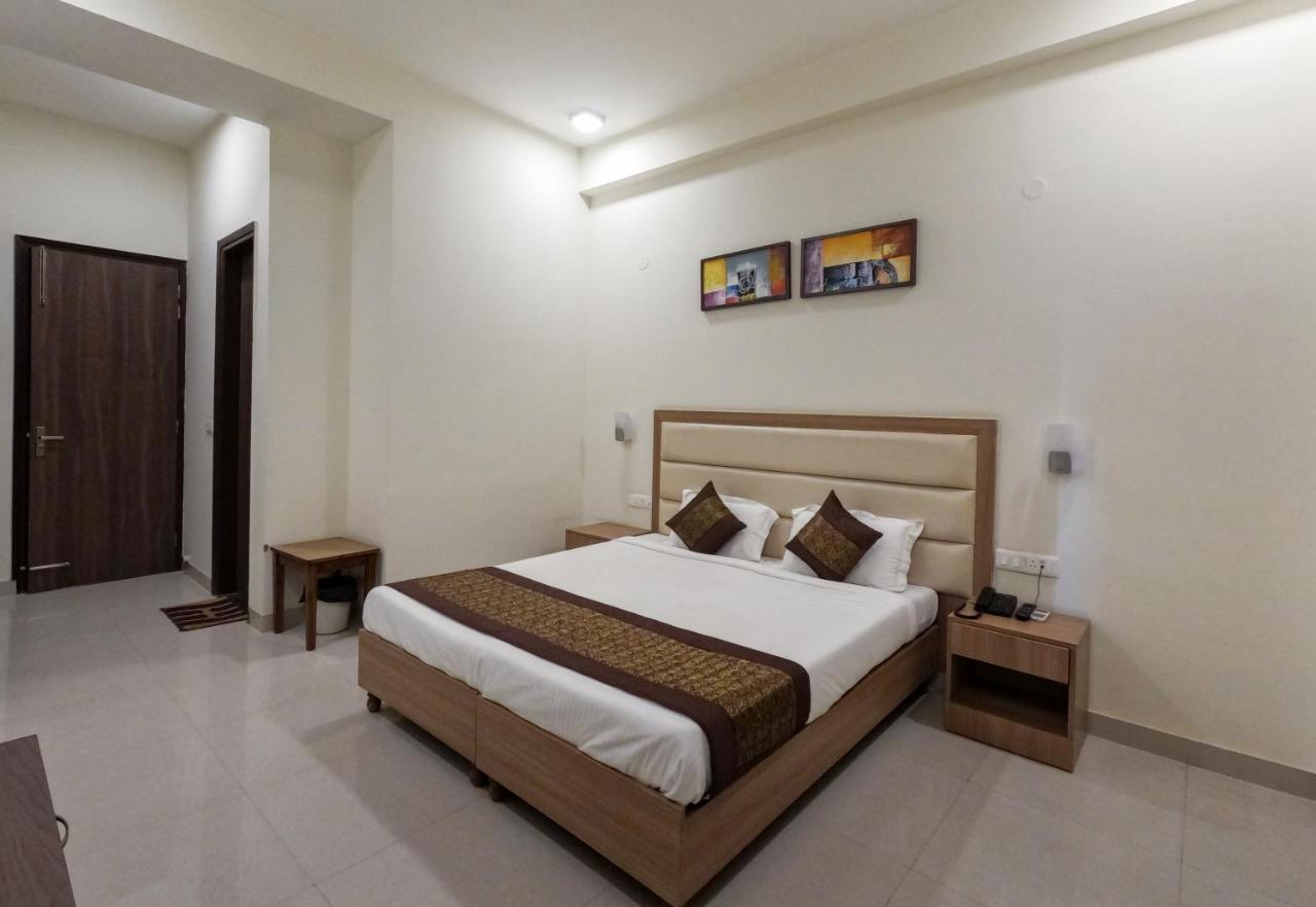 Hotel The Luxem - Behind Ibis Hotel Gurugram Гургаон Екстериор снимка