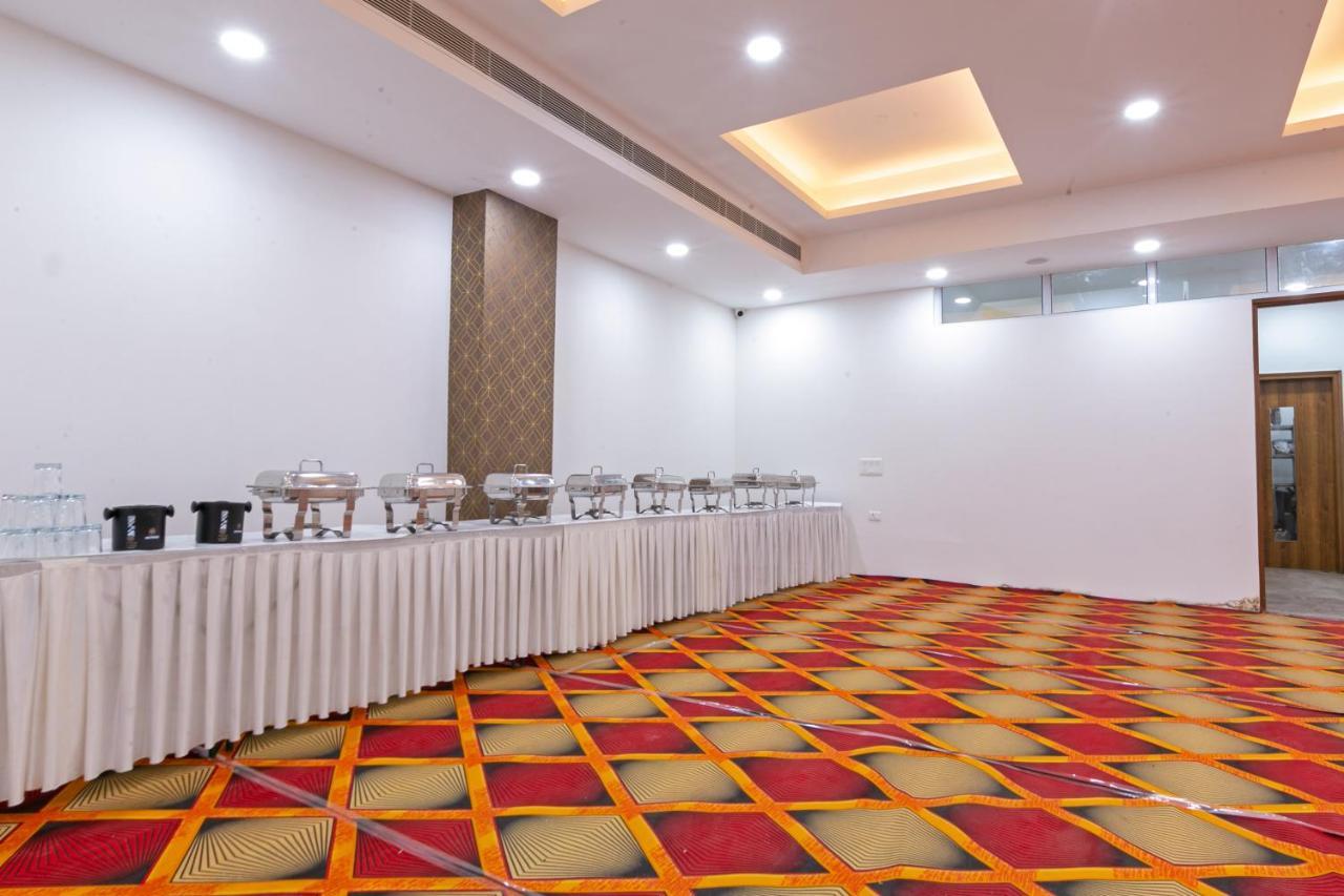 Hotel The Luxem - Behind Ibis Hotel Gurugram Гургаон Екстериор снимка