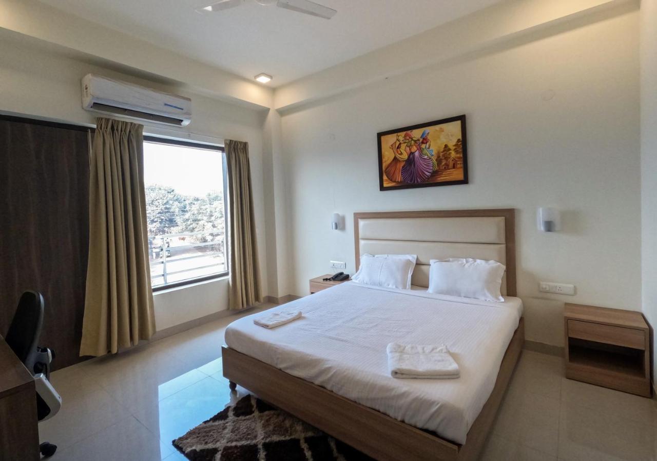 Hotel The Luxem - Behind Ibis Hotel Gurugram Гургаон Екстериор снимка