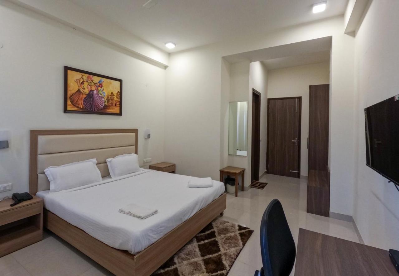 Hotel The Luxem - Behind Ibis Hotel Gurugram Гургаон Екстериор снимка