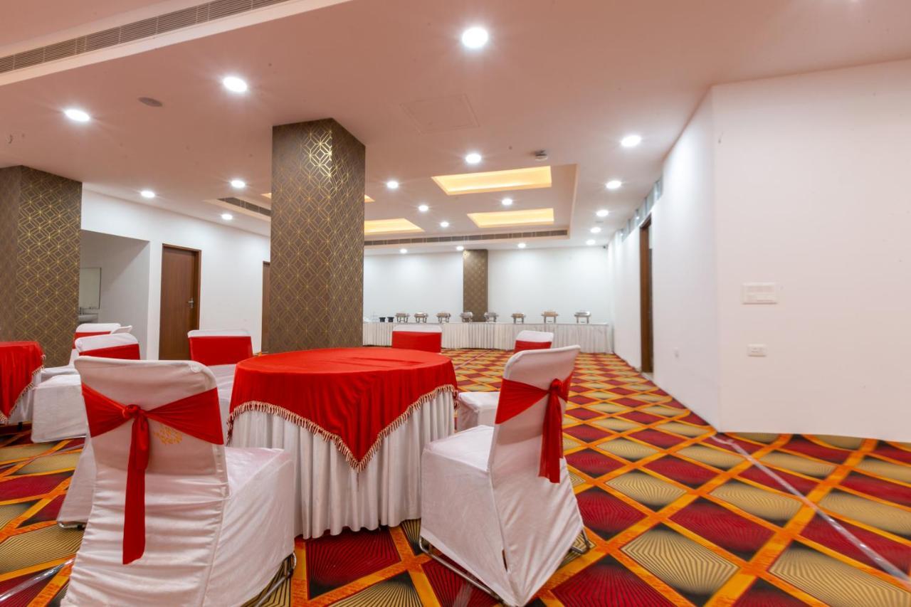 Hotel The Luxem - Behind Ibis Hotel Gurugram Гургаон Екстериор снимка