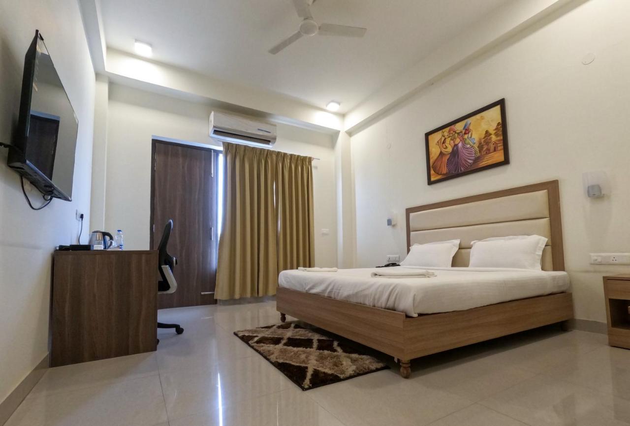 Hotel The Luxem - Behind Ibis Hotel Gurugram Гургаон Екстериор снимка