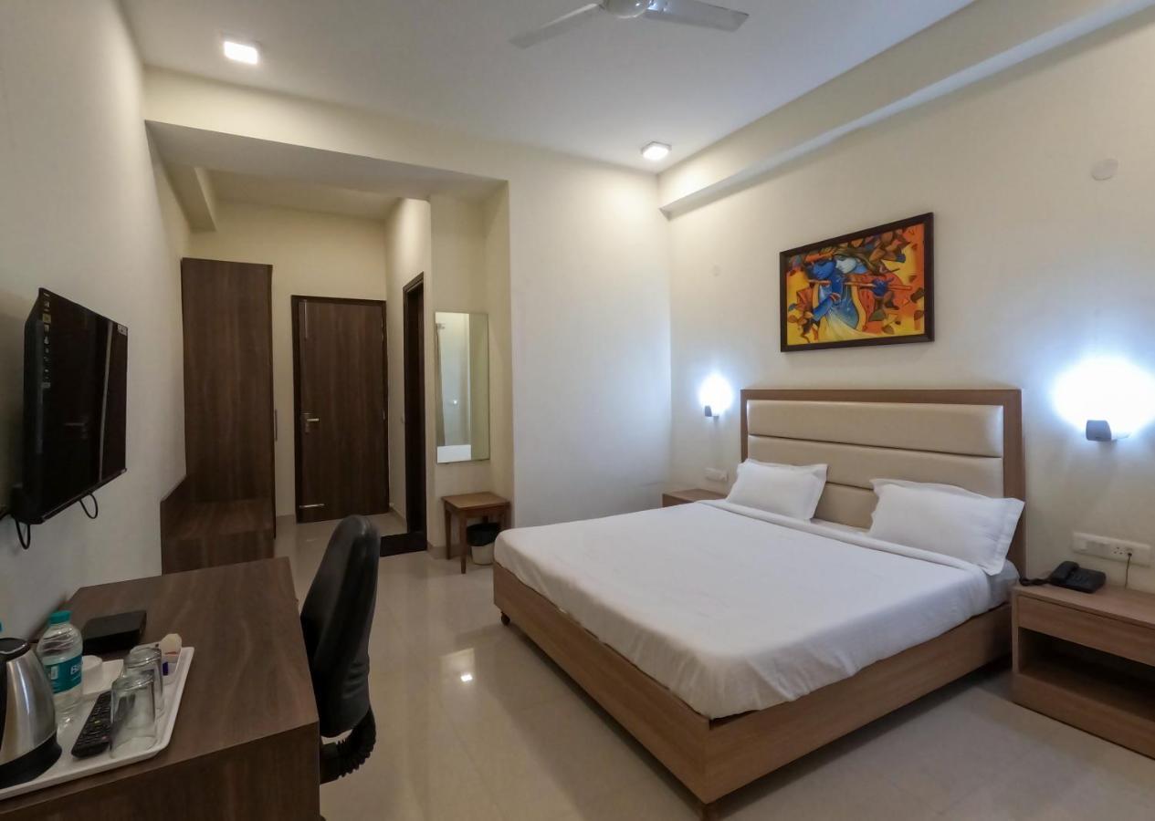 Hotel The Luxem - Behind Ibis Hotel Gurugram Гургаон Екстериор снимка