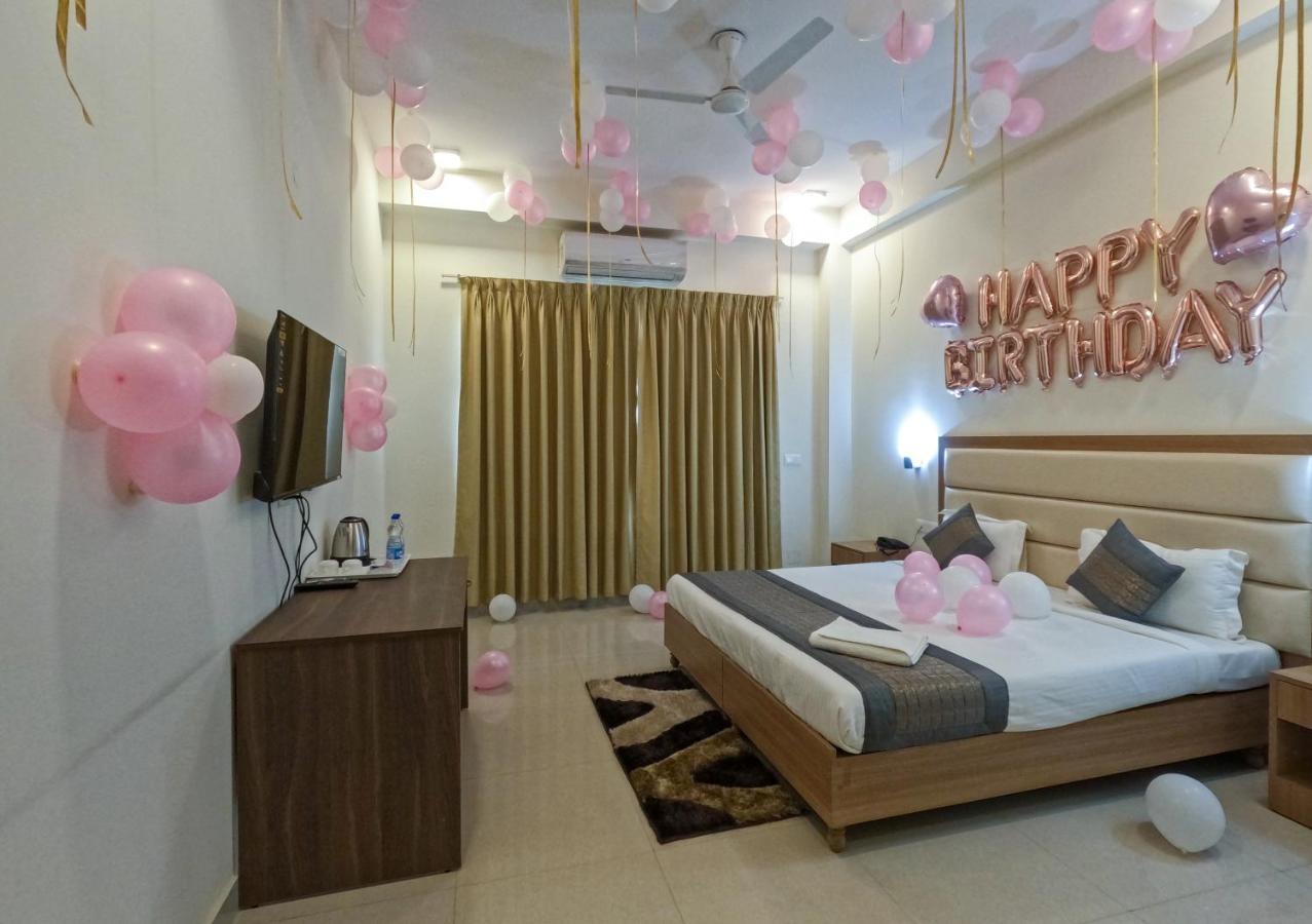 Hotel The Luxem - Behind Ibis Hotel Gurugram Гургаон Екстериор снимка