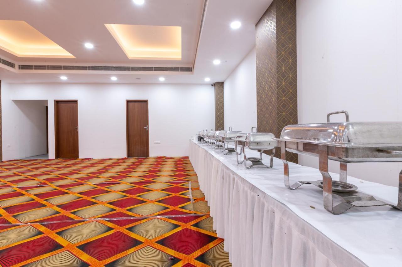 Hotel The Luxem - Behind Ibis Hotel Gurugram Гургаон Екстериор снимка