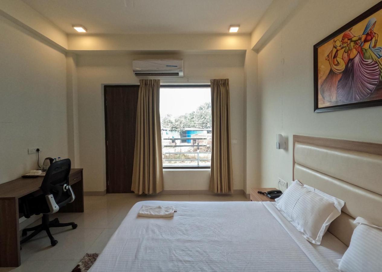 Hotel The Luxem - Behind Ibis Hotel Gurugram Гургаон Екстериор снимка