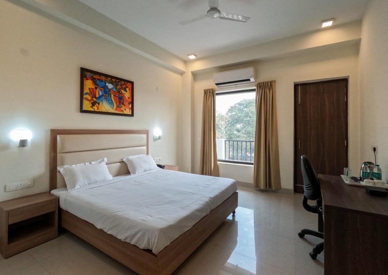 Hotel The Luxem - Behind Ibis Hotel Gurugram Гургаон Екстериор снимка