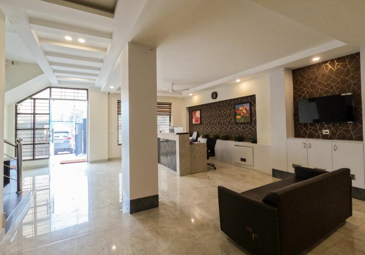 Hotel The Luxem - Behind Ibis Hotel Gurugram Гургаон Екстериор снимка