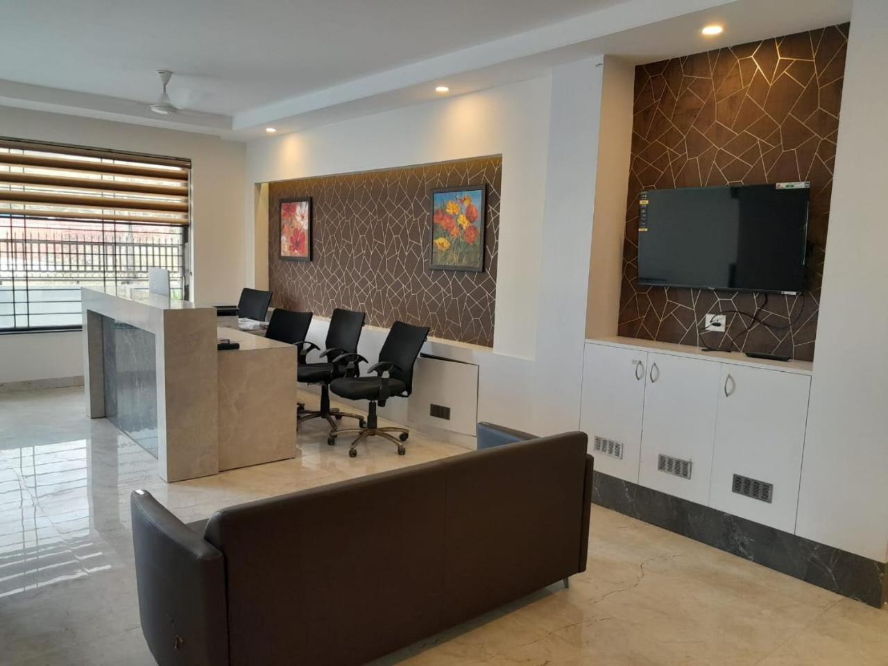 Hotel The Luxem - Behind Ibis Hotel Gurugram Гургаон Екстериор снимка