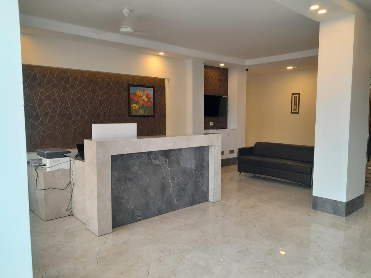 Hotel The Luxem - Behind Ibis Hotel Gurugram Гургаон Екстериор снимка